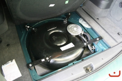 Vialle LPI Autogasanlage - Radmuldentank im Kofferraum 